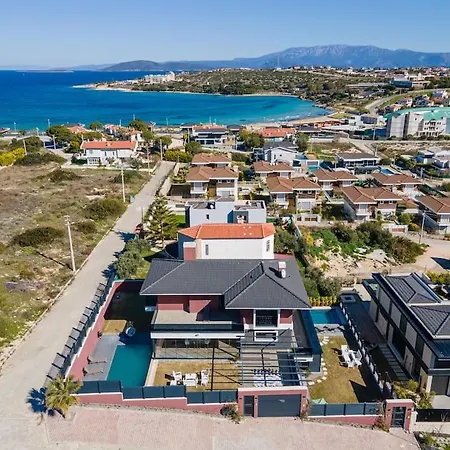 Cesme'de Yemyesil Bahceli, Havuzlu Villa-awz112 Villa Çeşme