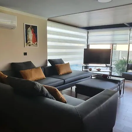 Cesme'de Yemyesil Bahceli, Havuzlu Villa-awz112 * Çeşme