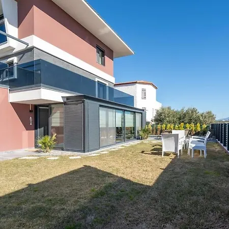 Cesme'de Yemyesil Bahceli, Havuzlu Villa-awz112 Villa