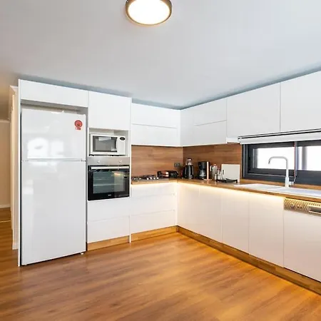 Villa Cesme'de Yemyesil Bahceli, Havuzlu Villa-awz112 Çeşme