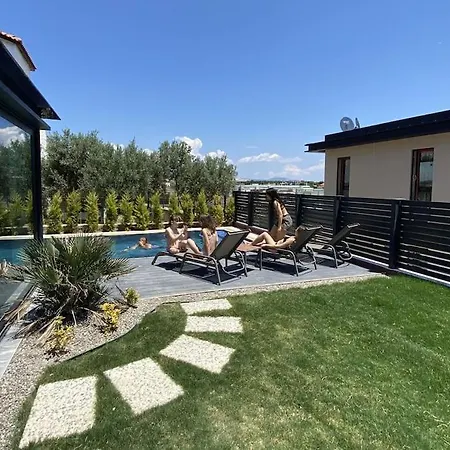 Villa Cesme'de Yemyesil Bahceli, Havuzlu Villa-awz112 Çeşme
