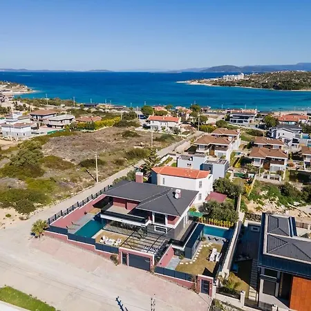 Cesme'de Yemyesil Bahceli, Havuzlu Villa-awz112 Villa
