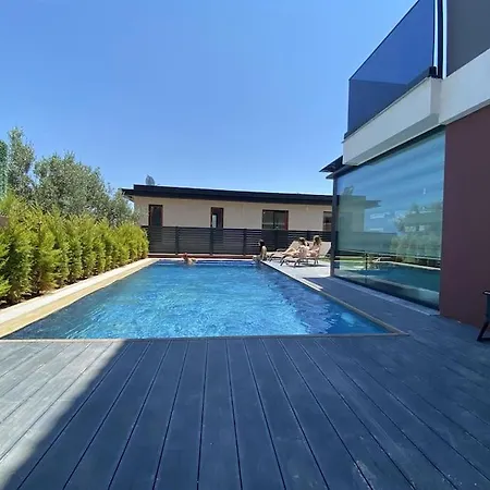 Cesme'de Yemyesil Bahceli, Havuzlu Villa-awz112 Çeşme