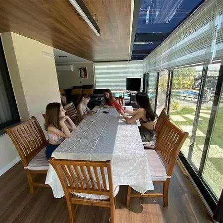 Villa Cesme'de Yemyesil Bahceli, Havuzlu Villa-awz112 Çeşme