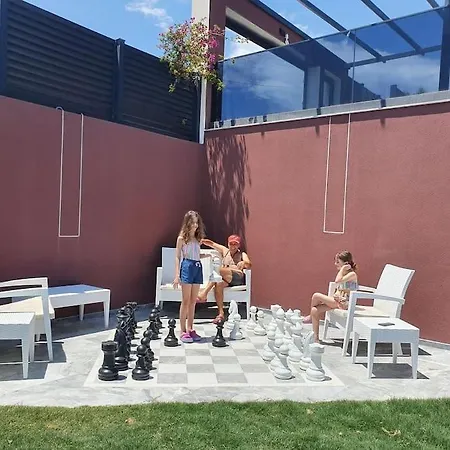 וילה Cesme'de Yemyesil Bahceli, Havuzlu Villa-awz112 *