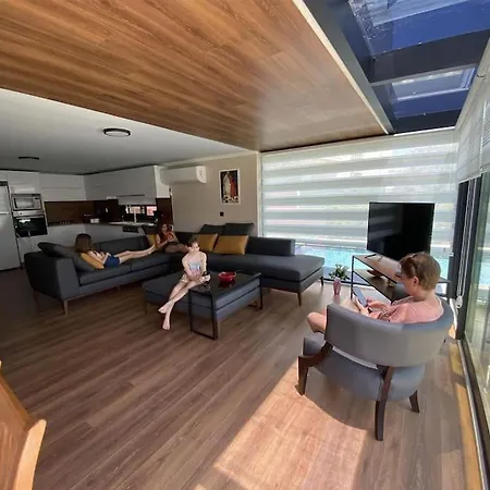 Cesme'de Yemyesil Bahceli, Havuzlu Villa-awz112 * Çeşme