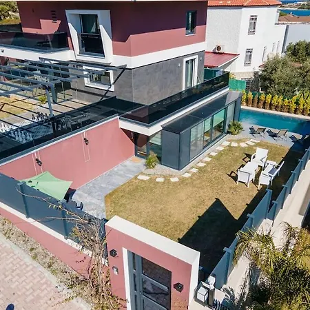 Cesme'de Yemyesil Bahceli, Havuzlu Villa-awz112 וילה *