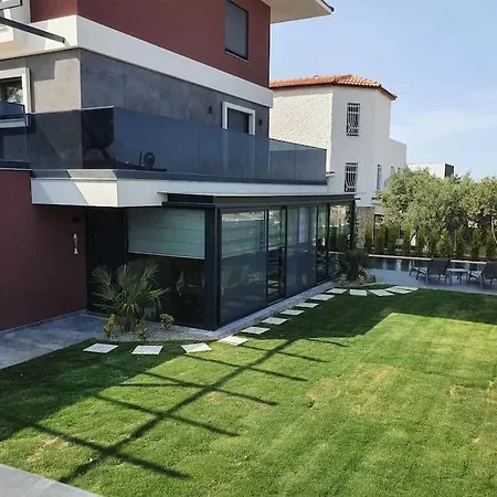 Cesme'de Yemyesil Bahceli, Havuzlu Villa-awz112 *