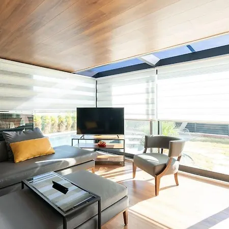וילה Cesme'de Yemyesil Bahceli, Havuzlu Villa-awz112