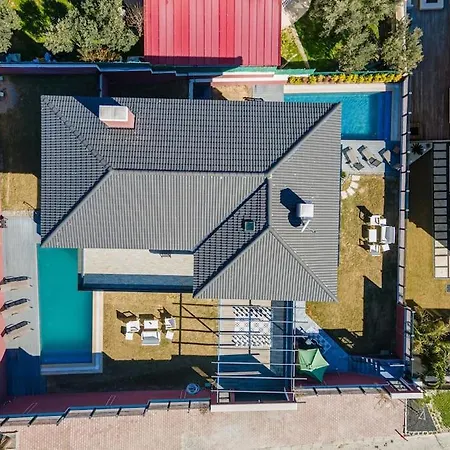 Cesme'de Yemyesil Bahceli, Havuzlu Villa-awz112 Çeşme